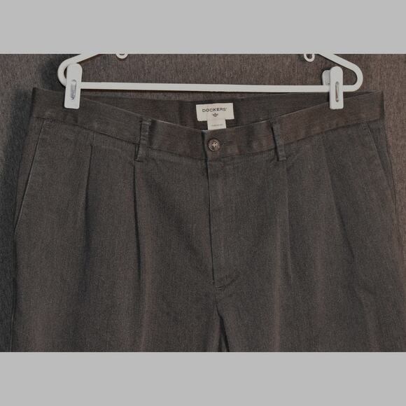 Dockers Classic Fit Men's 38x32 Khaki Pants - Picture 2 of 8